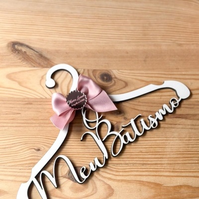 Cabide decorativo branco com texto meu batismo e laço rosa