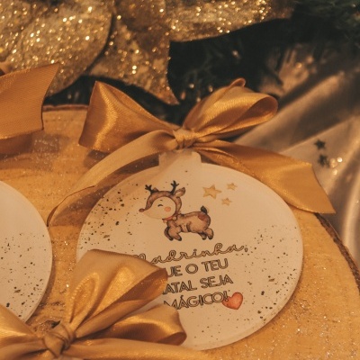 Etiqueta redonda de Natal em cerâmica com desenho de rena e laço dourado
