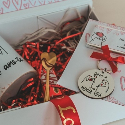 Conjunto de presente com caneca branca, colher dourada, porta-chaves e chocolate com frases de amor