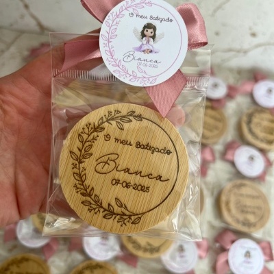 Recordação de batizado em madeira gravada com fita rosa e etiqueta ilustrada