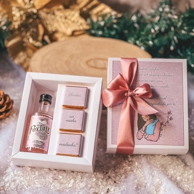 Caixa branca com gin rosa e chocolates com mensagem 'Aceitas ser minha madrinha?' e tampa com texto e fita cor de rosa.