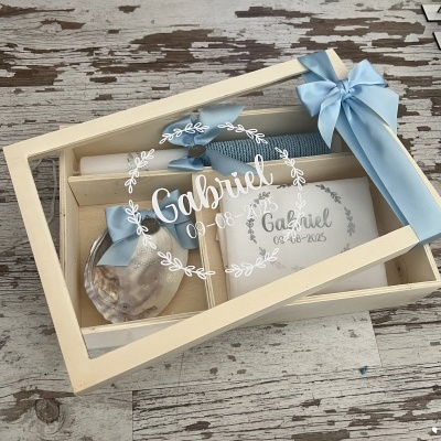 Conjunto de presente com manta azul, sabonete personalizado e objeto decorativo numa caixa de madeira com laço azul