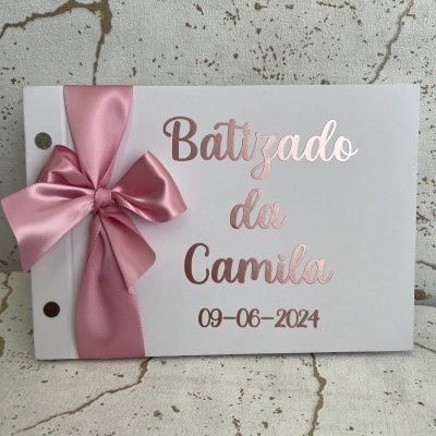 Livro de assinaturas para batizado com capa branca e laço rosa