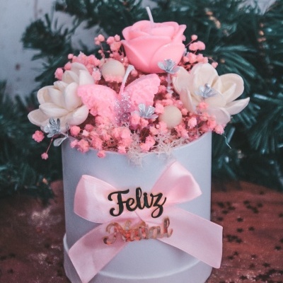 Vela decorativa com flores rosa e branca, borboleta e laço 'Feliz Natal'