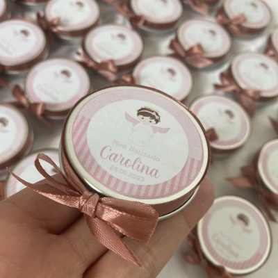 Caixa redonda decorada com etiqueta e laço rosa para batizado