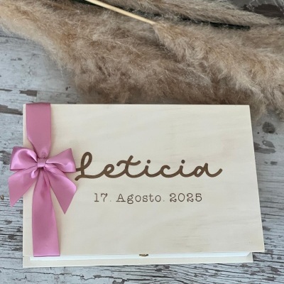 Caixa de madeira com laço rosa e texto Leticia 17. Agosto. 2025