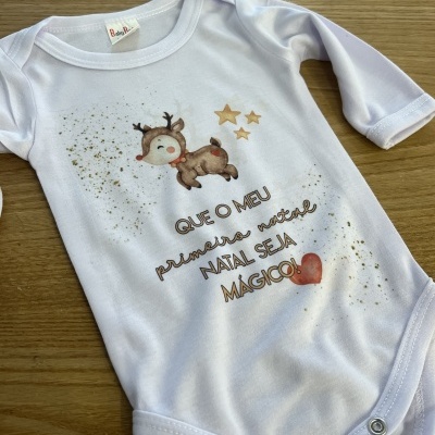 Body branco para bebé com rena e texto de Natal