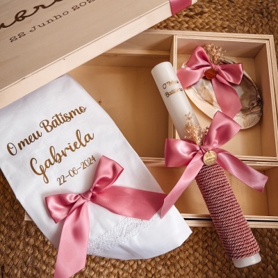 Conjunto de batismo com vela, toalha bordada, concha e caixa de madeira em tons rosa e branco