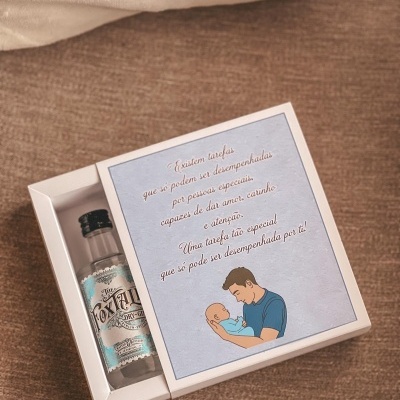 Embalagem de presente com garrafa de gin e mensagem em português com ilustração de pai e bebé