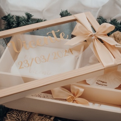 Caixa branca com tampa de vidro e decoração de fita creme, com texto dourado e data impressa