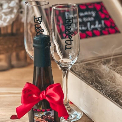 Mini garrafa decorada com fita vermelha, duas taças Eu & Tu e caixa de madeira com palha