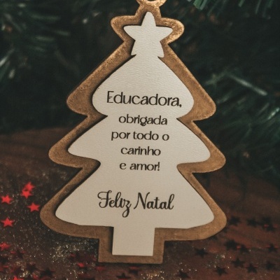 Pendurar de árvore de Natal em madeira com mensagem em português