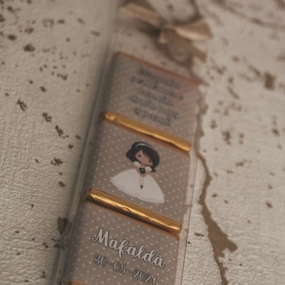 Kit de três barras de chocolate embrulhadas com decoração personalizada e embalagem transparente