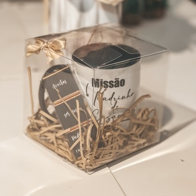 Caneca personalizada em caixa transparente com cartão e laço dourado