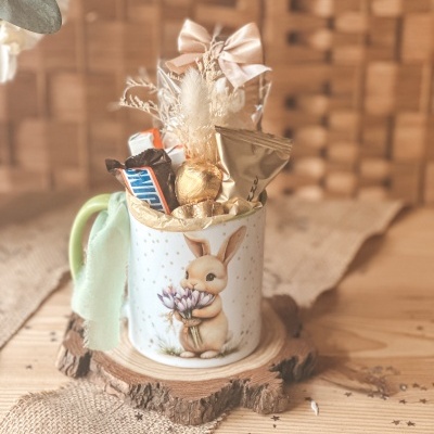 Caneca com coelho e chocolates em base de madeira