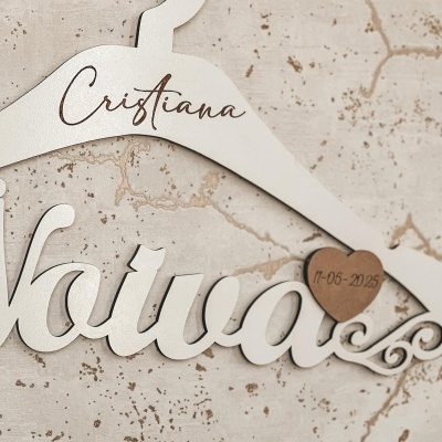 Cabide branco em madeira personalizado com nome, palavra Noiva e data gravada em coração de madeira