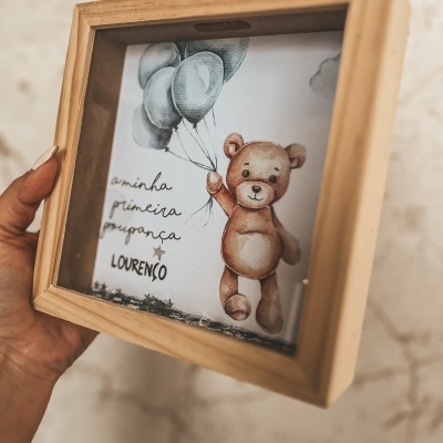 Caixa quadro em madeira com desenho de ursinho e texto em português