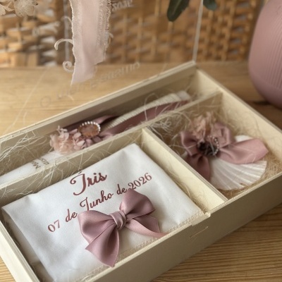 Caixa decorativa com tecido branco, laço rosa e acessórios em tons rosa e branco