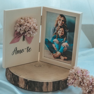 Moldura dupla com flores cor de rosa e texto Amo-te, com fotografia de mãe e filha, sobre base de madeira