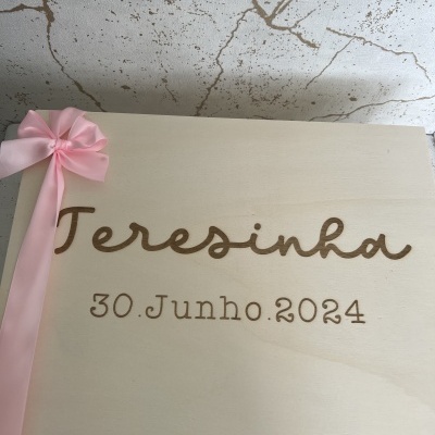Caixa de madeira com fita rosa e texto gravado Teresinha 30.Junho.2024