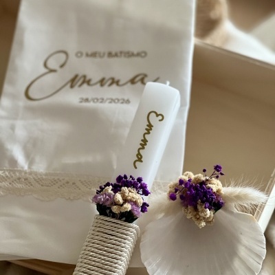 Conjunto de batismo com vela personalizada, flores secas, concha e pano decorativo branco