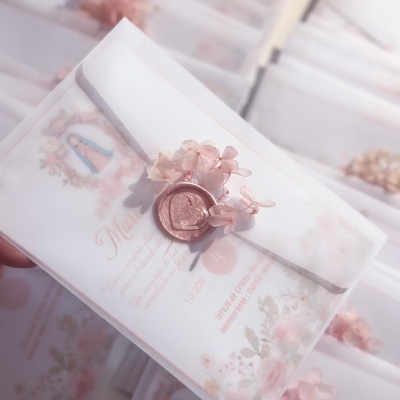 Convite branco com selo de cera rosa e flores secas cor-de-rosa