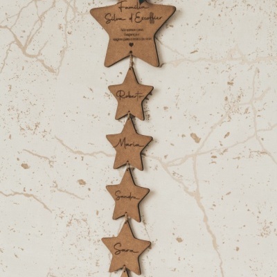 Decoração pendente em estrelas de madeira com fita xadrez e texto