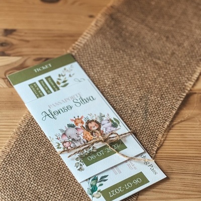 Convite tipo passaporte com tema de animais da selva em papel branco e detalhes verdes