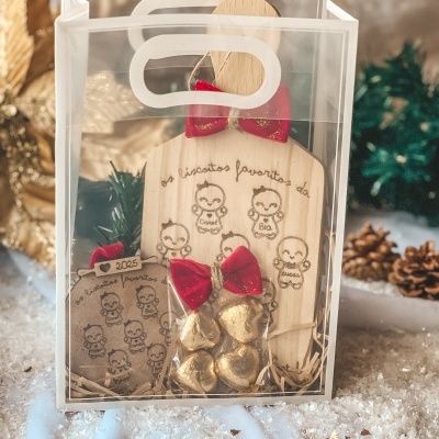 Conjunto decorativo com placa de madeira e corações dourados em saco transparente