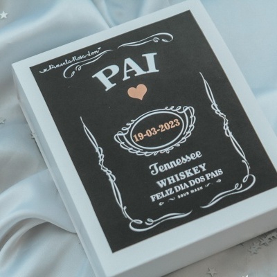 Caixa de presente com design de rótulo de whiskey para o Dia dos Pais