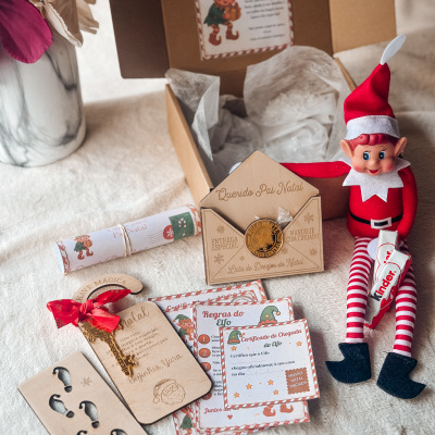Kit de Natal com carta, decoração temática e elfo em tecido vermelho com meias às riscas e chocolates Kinder
