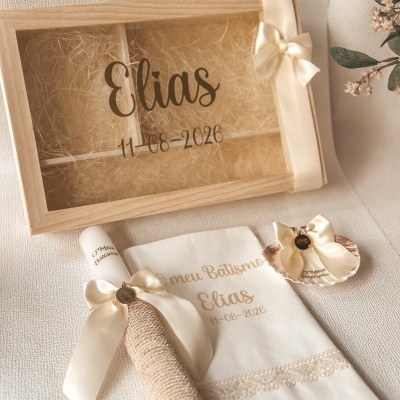 Conjunto de batismo com caixa de madeira, vela branca, toalha com texto personalizado e concha decorada
