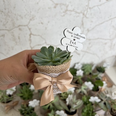 Vaso de suculenta decorado com juta e laço dourado com etiqueta floral