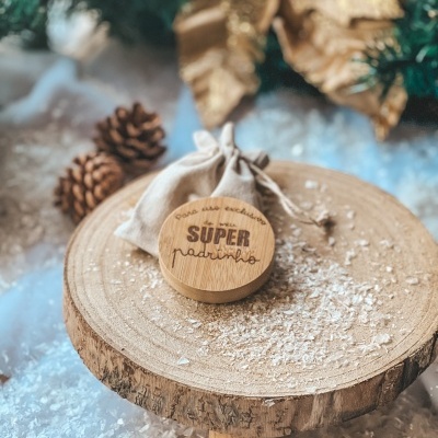 Porta-chaves redondo de madeira clara com gravação a laser