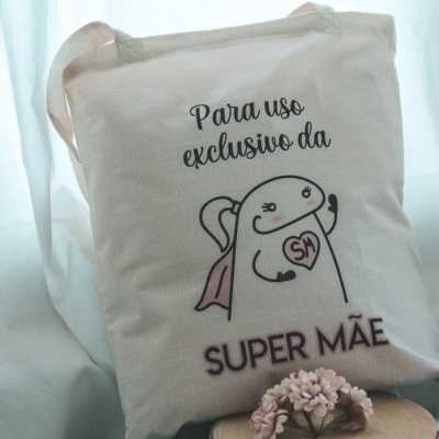 Saco de tecido bege com ilustração e texto 