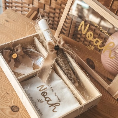 Conjunto de batismo em caixa de madeira com vela decorada, prato de vidro, toalha branca e texto O meu Batismo Noah 25 de julho de 2026