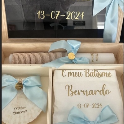 Conjunto de batismo com caixa, toalha, vela e concha decorados