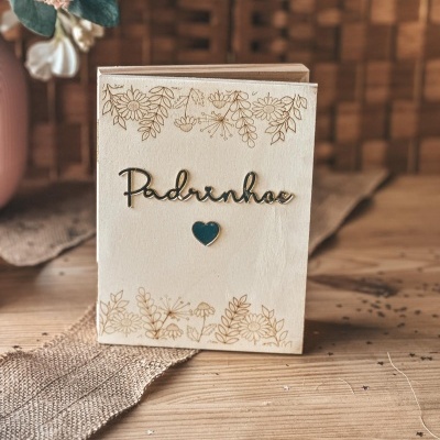 Cartão de madeira com texto Padrinho e decorações florais