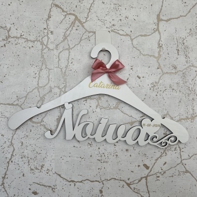 Cabide branco com texto 'Catarina' e 'Noiva 11-06-2023' com laço rosa
