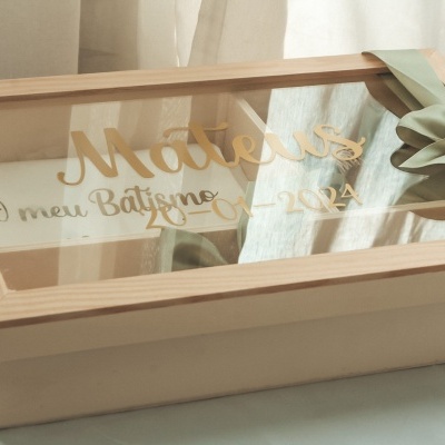 Caixa de madeira com tampa em vidro e texto dourado gravado