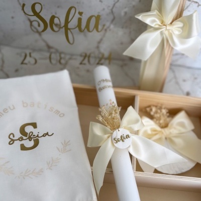 Conjunto de batismo com toalha branca bordada, vela decorada, caixa de madeira com fita e placa acrílica com texto