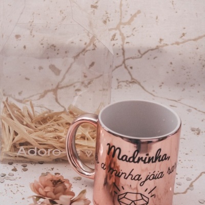 Caneca metálica cobre com texto e desenho, flores secas e embalagem transparente
