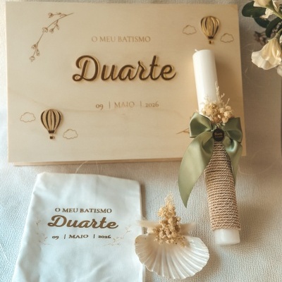 Conjunto para batismo com placa de madeira, vela decorada, pano branco com renda e concha branca com flores secas