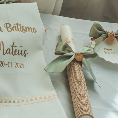 Conjunto de batismo com toalha, vela decorada e prato com laço verde