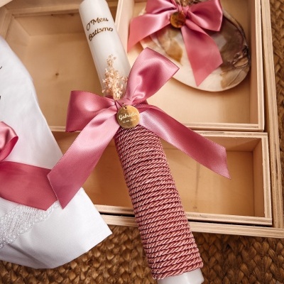 Velas de batismo com decoração rosa e caixa de madeira