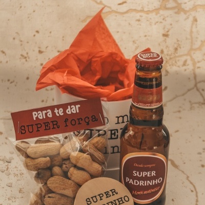 Conjunto com cerveja, amendoins e copo decorativo para padrinho