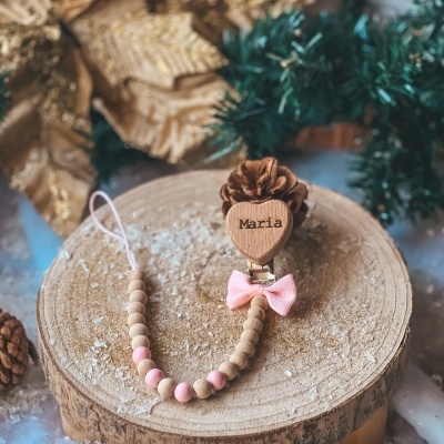 Clipe de madeira com nome Maria e cordão de contas rosa e naturais