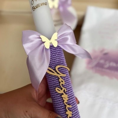 Vela decorativa de batismo branca com laço lilás e nome Joana