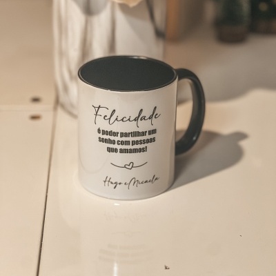 Caneca branca com interior e pega pretos e texto em português