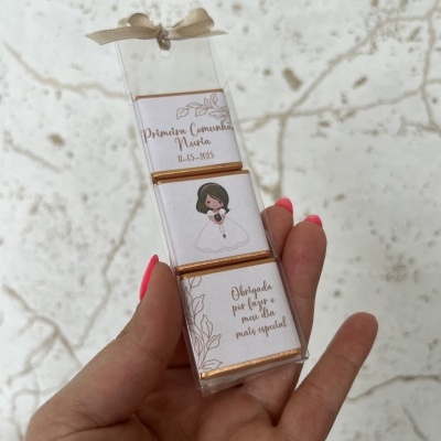 Pacote de chocolates personalizados de primeira comunhão com ilustração e textos em papel branco e dourado.